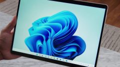 H?nde mit Windows 11 ' ;'s neue Sperreen -Bildschirmwetterkarte in Build 23612