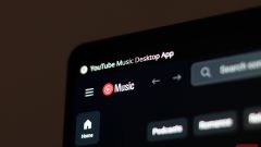 Gunakan aplikasi ini dan bukannya laman web muzik YouTube