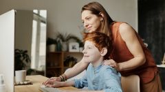 Les lois devraient-elles empêcher les enfants de rejoindre les médias sociaux sans consentement parental?