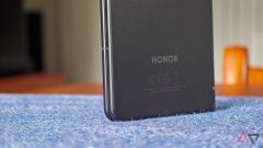 Telefon flip baru datang dengan kolaborasi yang tidak mungkin di pusatnya