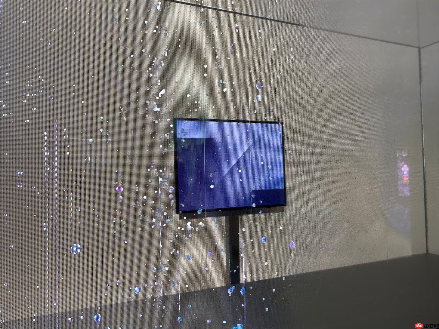 三星三折叠真机亮相 采用两铰链三段屏G折设计