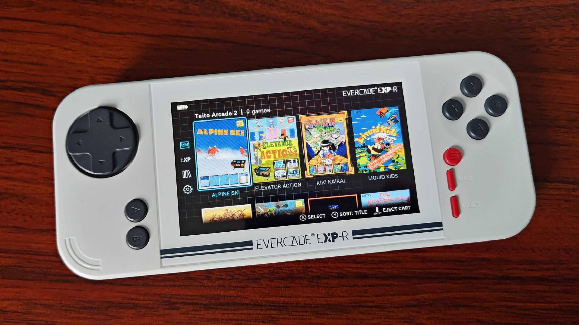 Blaze の Evercade EXP-R ハンドヘルドがソロライディングに戻ってきましたが、ある特定の機能が失われたことを嘆いています