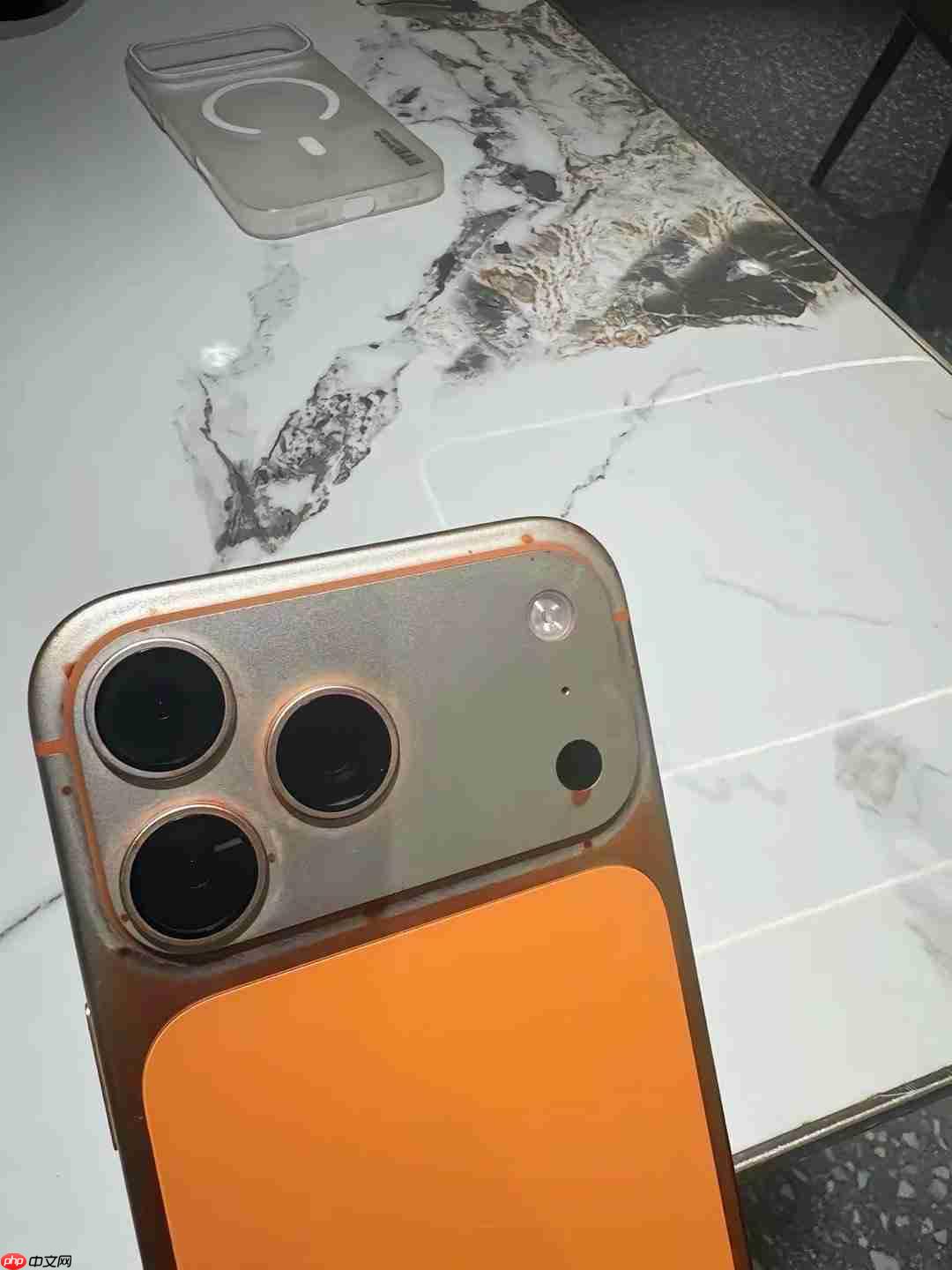 果粉需谨慎,iPhone 17 Pro被湿巾擦掉漆!