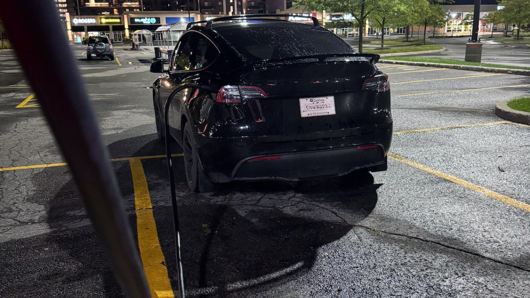 Tesla menasihatkan agar tidak menggunakan kord sambungan NACS bernilai $300 kerana ia menawarkan Pengecas Super V4 dengan kabel yang lebih panjang