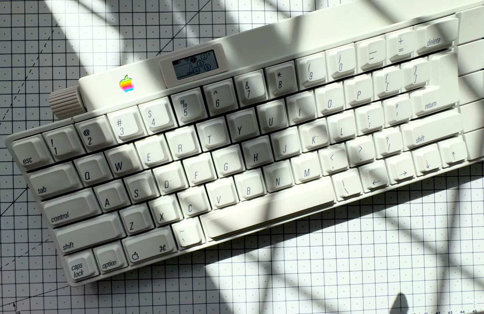 Modder converts 1986 Apple IIGS keyboard to wireless with impeccable reverse engineering and modern features