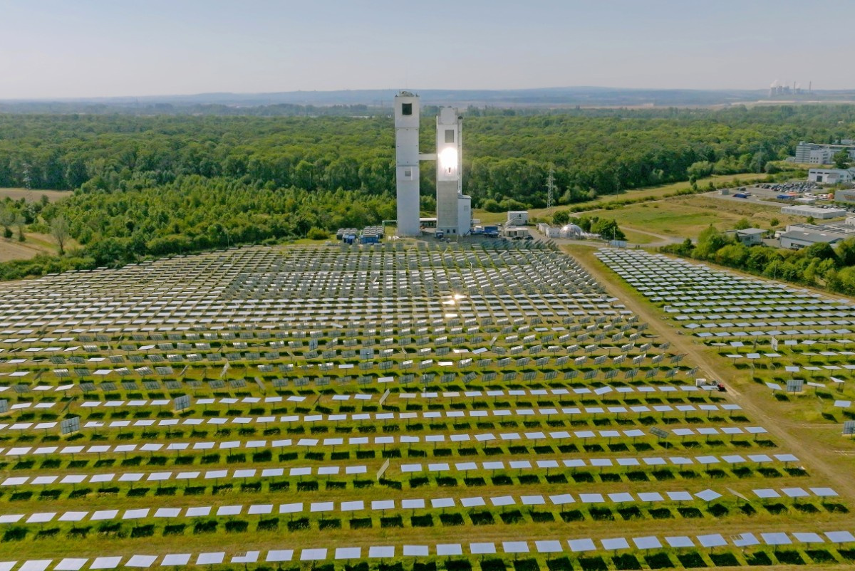 Carburant à partir du soleil : la première centrale industrielle de transformation de l’énergie solaire en carburant pourrait transformer les transports