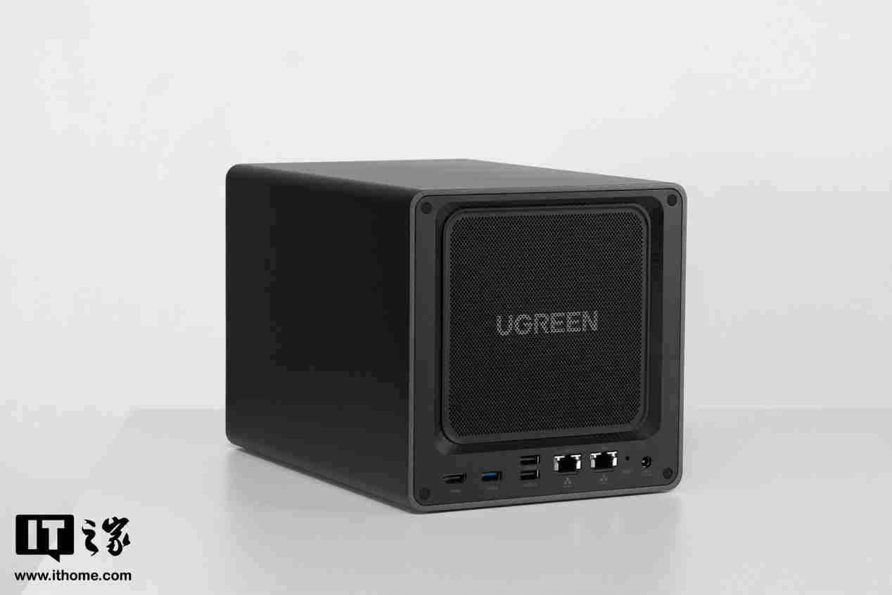 绿联 NAS 私有云 DXP4800 Plus 图赏:沉稳低调,简约大气