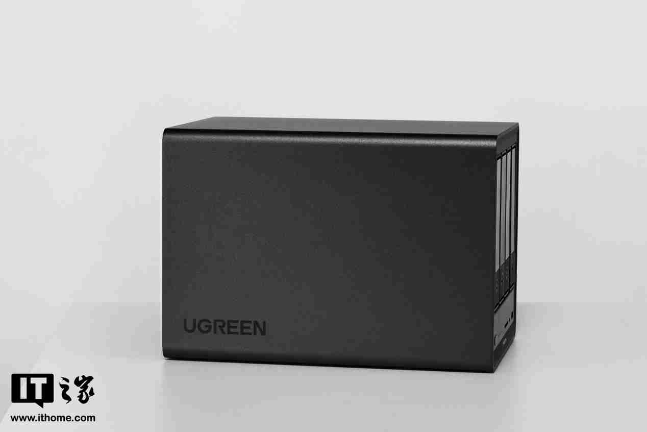 绿联 NAS 私有云 DXP4800 Plus 图赏:沉稳低调,简约大气