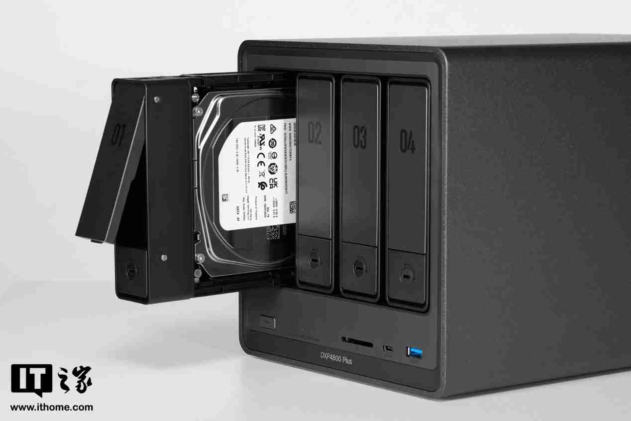 绿联 NAS 私有云 DXP4800 Plus 图赏:沉稳低调,简约大气