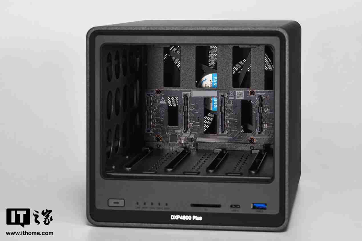 绿联 NAS 私有云 DXP4800 Plus 图赏:沉稳低调,简约大气