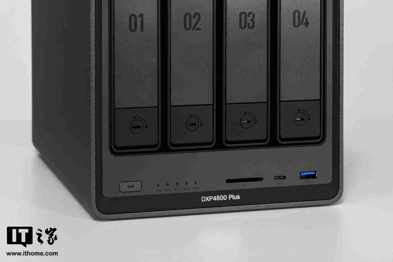 绿联 NAS 私有云 DXP4800 Plus 图赏:沉稳低调,简约大气