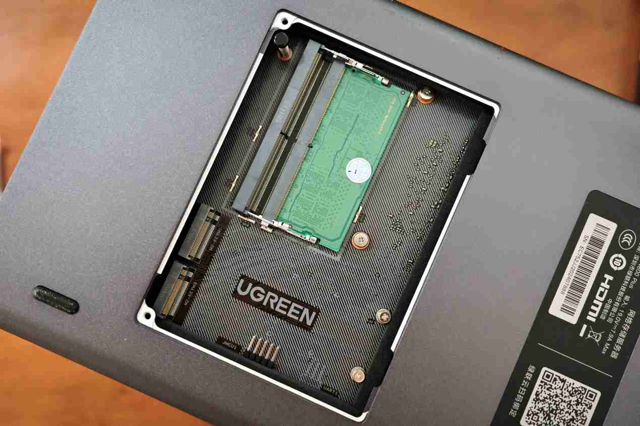 绿联 NAS 私有云 DXP4800 Plus 图赏:沉稳低调,简约大气