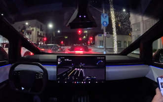 Cybertruck FSD는 빠른 차선 전환 및 전체 화면 시각화를 칭찬합니다.