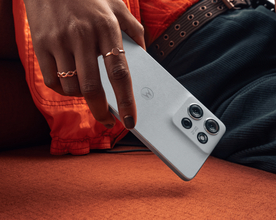 Le Motorola Moto G75 apporte la certification IP68 et la caméra Sony LYT-600 pour rivaliser avec le Xiaomi Redmi Note 14