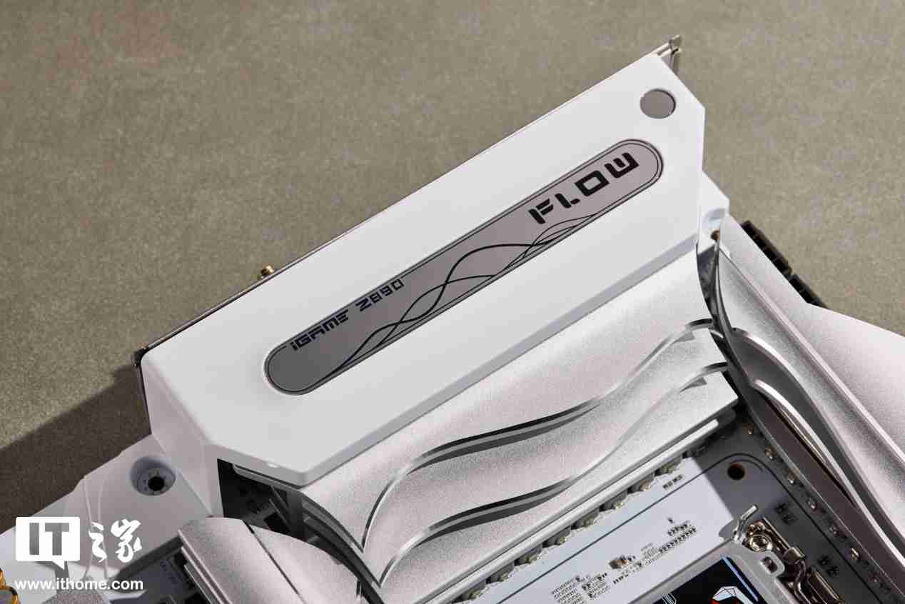 iGAME Z890 FLOW V20 主板图赏:纯白美学加持,延续波普艺术风格