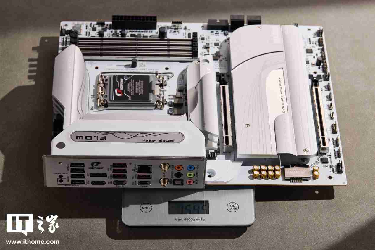 iGAME Z890 FLOW V20 主板图赏:纯白美学加持,延续波普艺术风格