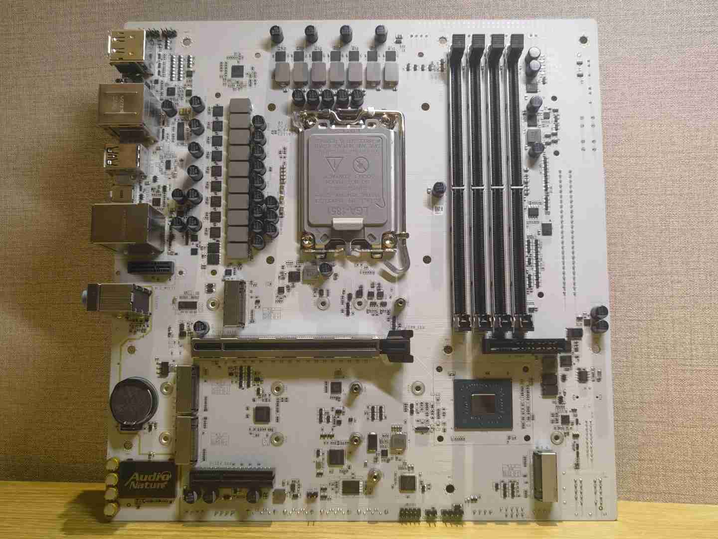 新款 LGA-1851 平台背插主板样品亮相，配备 GC-HPWR 接口