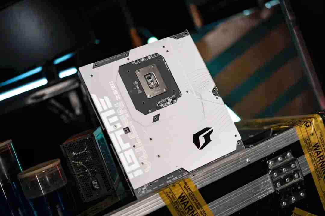 七彩虹预热 iGame Z890 VULCAN X / W“黑白火神”主板：20+1+1+1 相供电设计