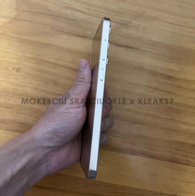 三星 Galaxy S25 机模曝光，直边设计、小尺寸直屏