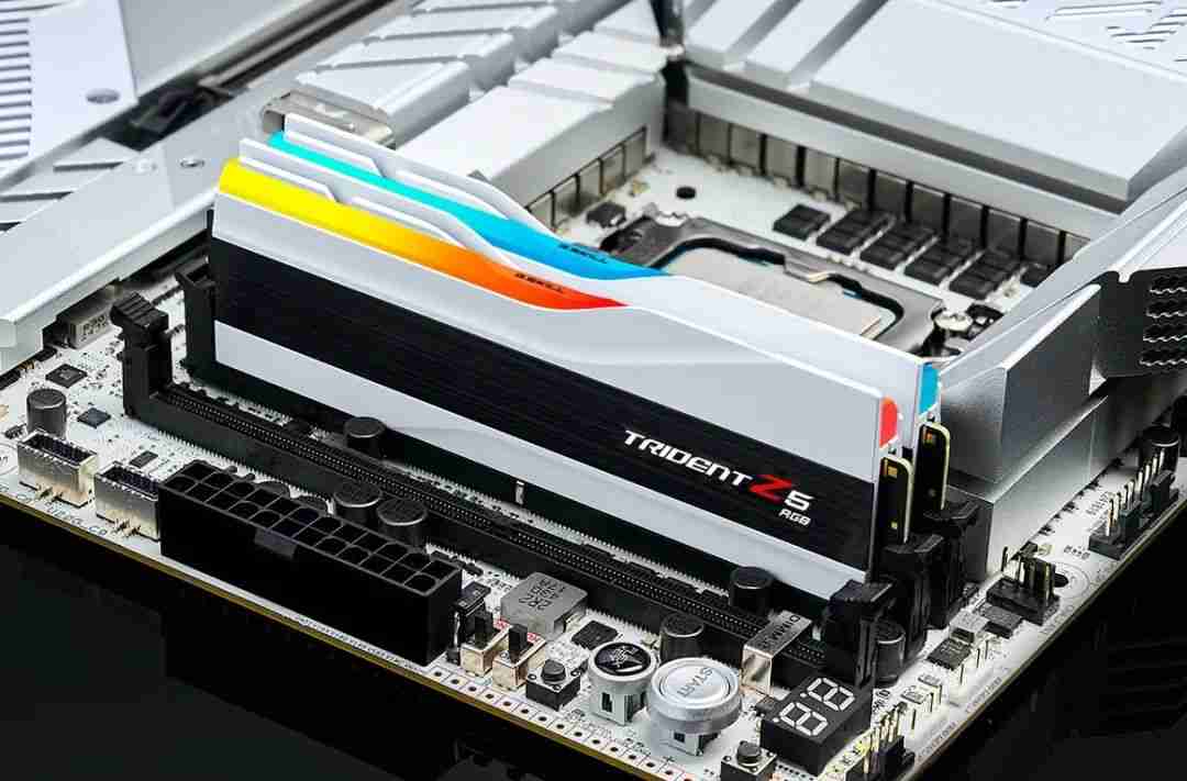 芝奇与华硕突破 DDR5-12112 内存频率超频世界纪录