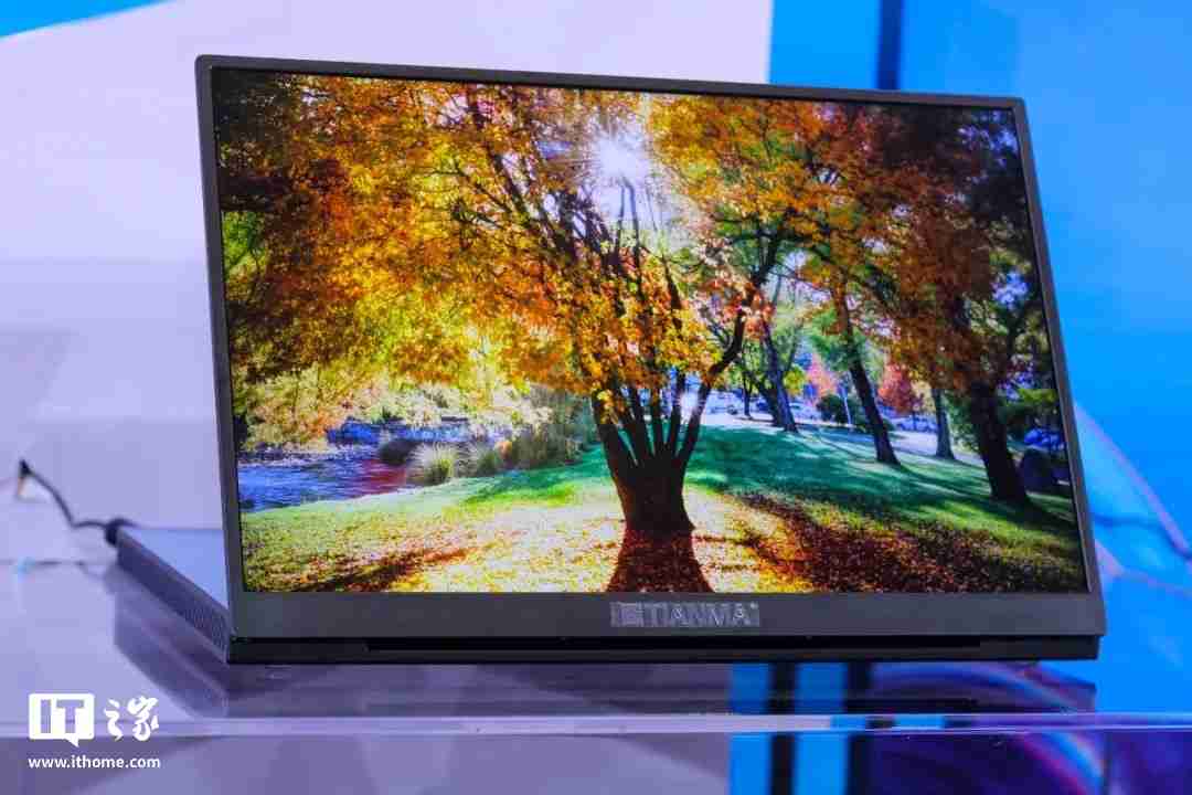 天马展示 G 形态三折叠显示屏、1.2mm 极窄边框屏等