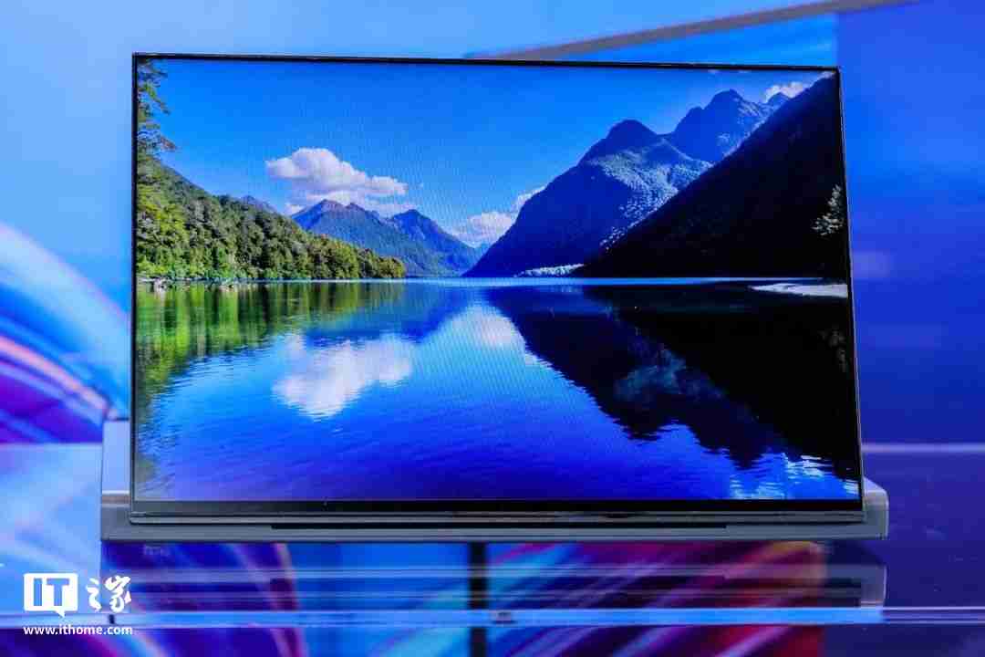 天马展示 G 形态三折叠显示屏、1.2mm 极窄边框屏等
