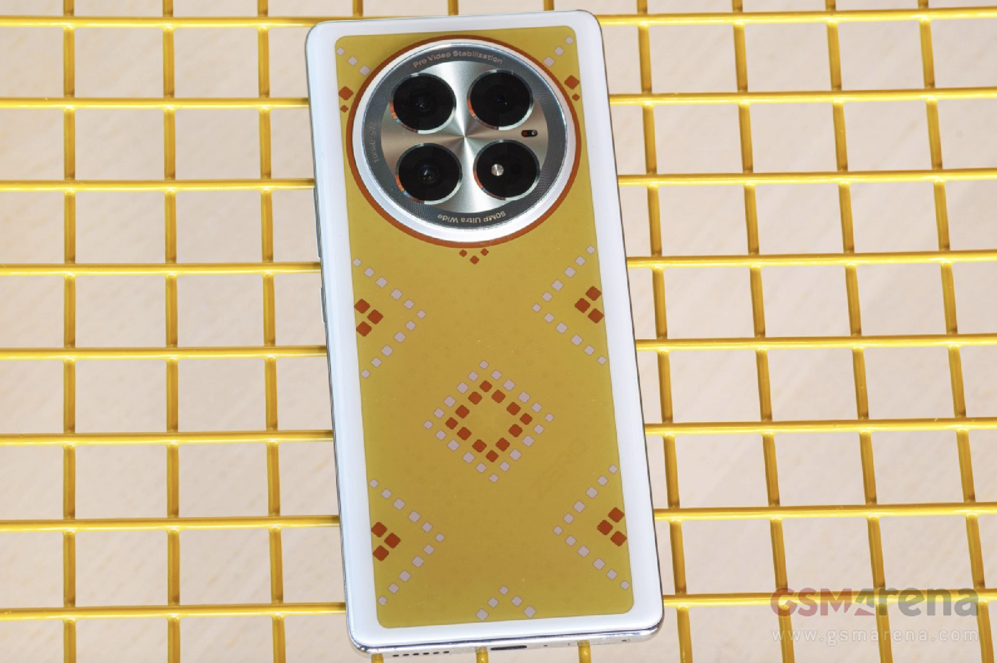 传音 Infinix 展示 E-Color Shift 2.0 概念手机：后盖电致变色膜可更换配色图案