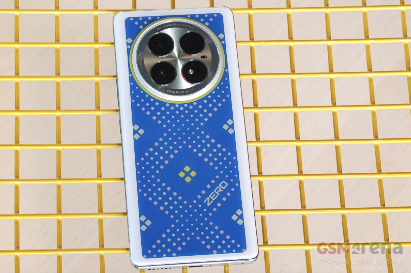 传音 Infinix 展示 E-Color Shift 2.0 概念手机：后盖电致变色膜可更换配色图案