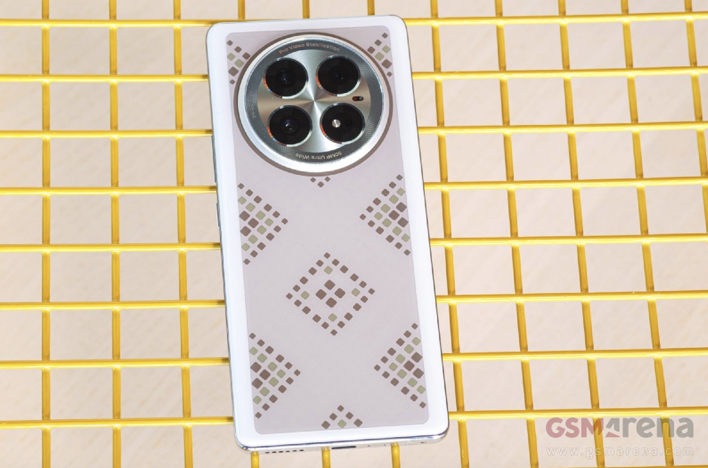 传音 Infinix 展示 E-Color Shift 2.0 概念手机：后盖电致变色膜可更换配色图案