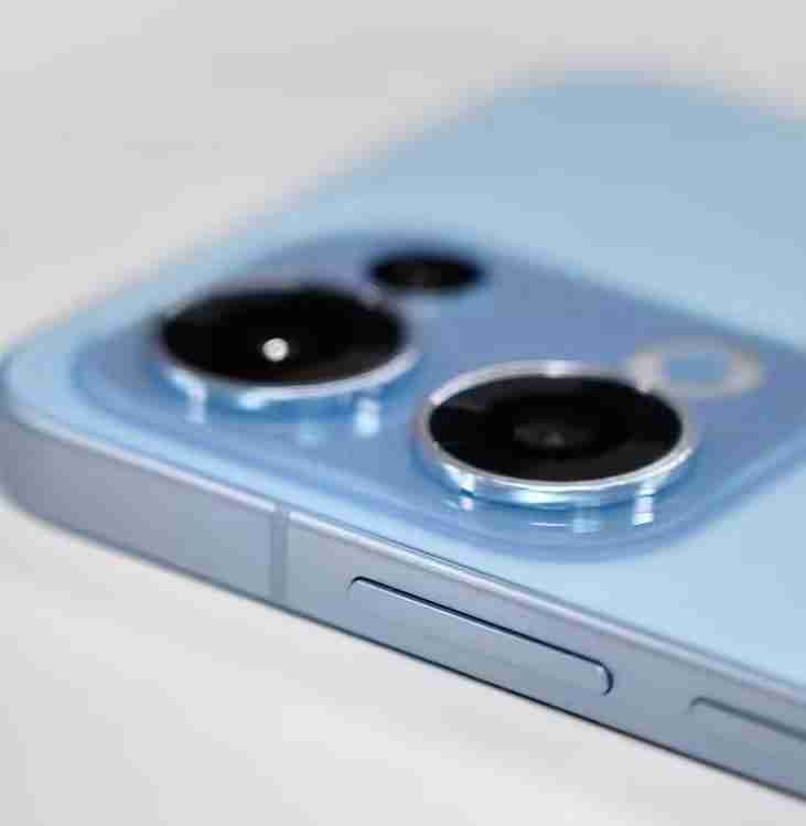 OPPO Reno 13系列手机正面曝光:金属中框,四窄边直屏