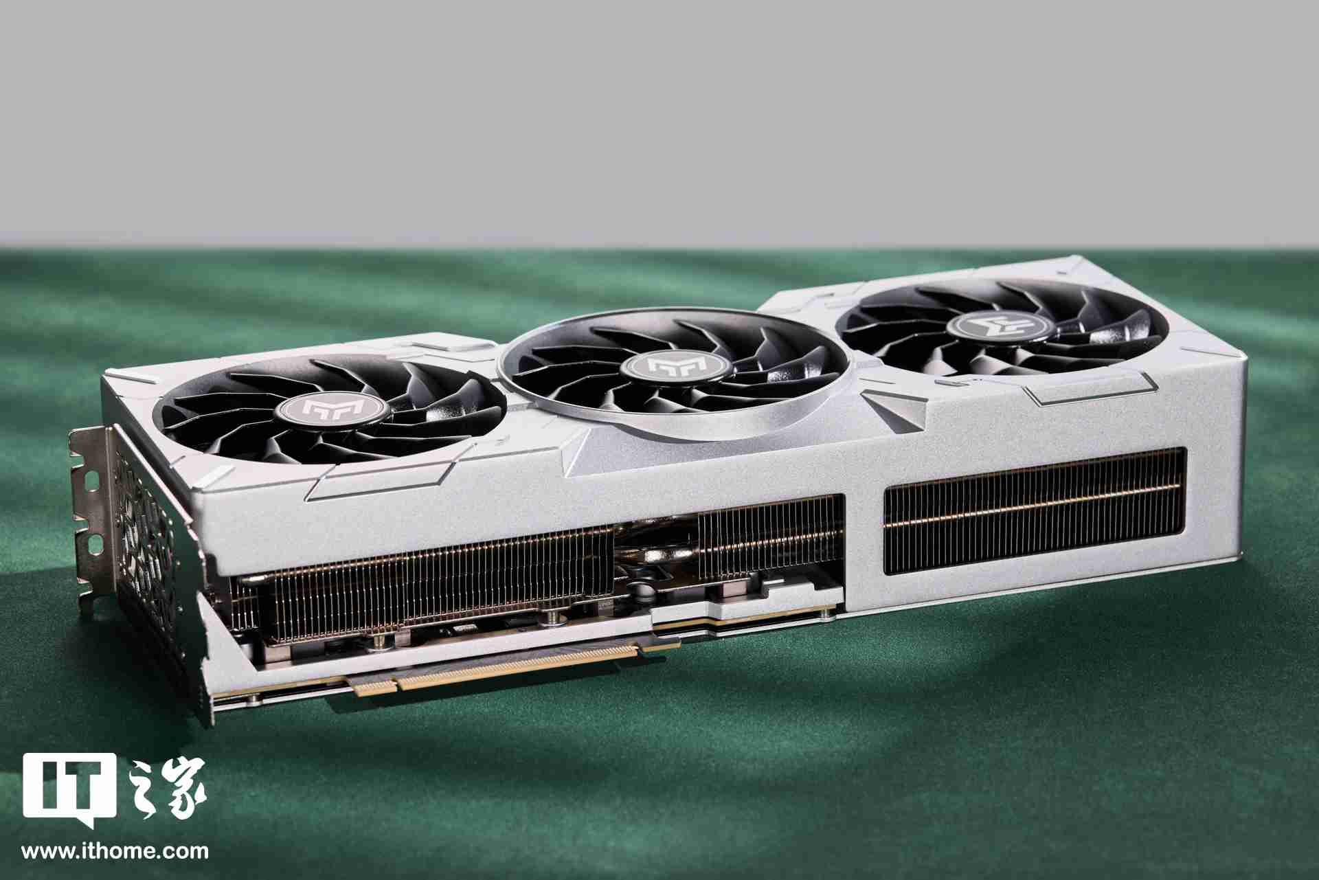 影驰 GEFORCE RTX 4070Ti SUPER 金属大师 Plus OC 图赏,硬派金属风,旗舰同款散热