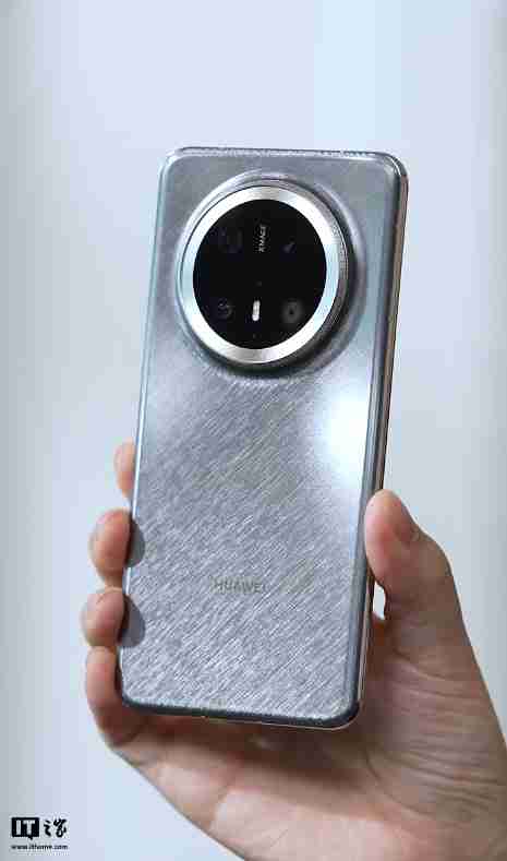 余承东首秀华为 Mate 70 Pro+ 真机外观,“金丝银锦”配色特别后盖材质