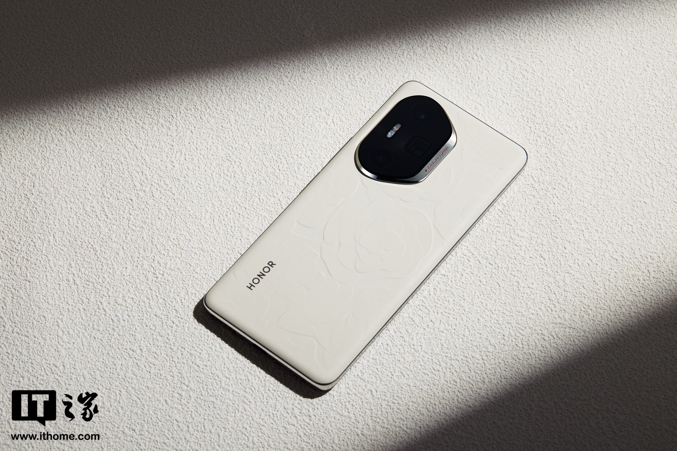 荣耀 300 Ultra 手机提供双向卫星短信功能，支持无网直连高德求救