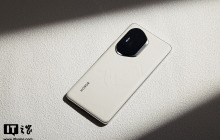 荣耀 300 Ultra 手机提供双向卫星短信功能，支持无网直连高德求救