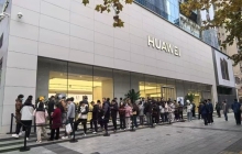 线下疯狂排队！华为Mate70首销官网已售罄 门店称标准版备货充足