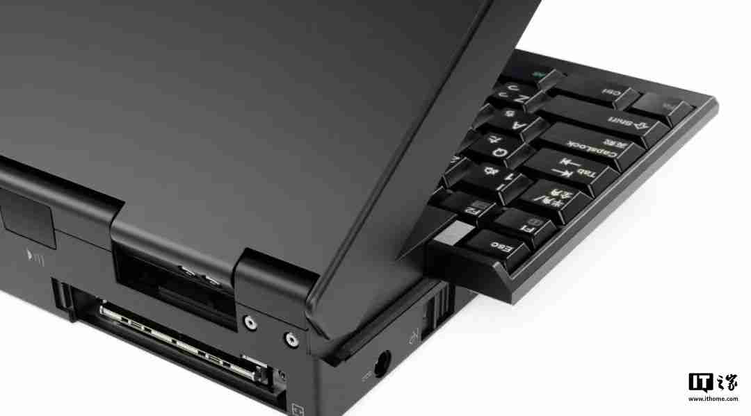 联想展示“AI 定制”1995 年经典款 ThinkPad 701C 蝴蝶机：换装酷睿 i7，内嵌个人智能体“小天”