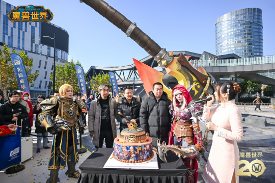 永久落地上海!《魔兽世界》血吼雕塑在近铁城市广场完成剪彩