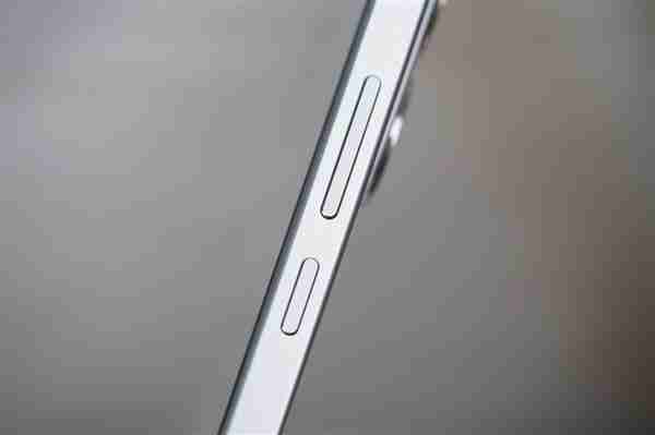 红色腰线太吸睛！REDMI Turbo 4祥云白图赏