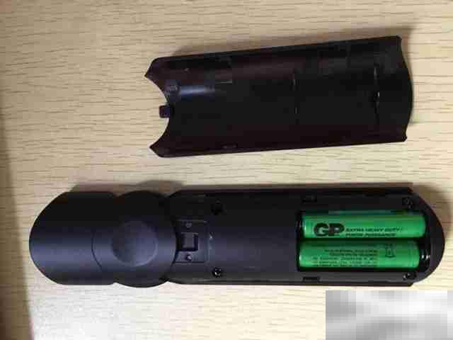 坚果遥控器怎么取电池