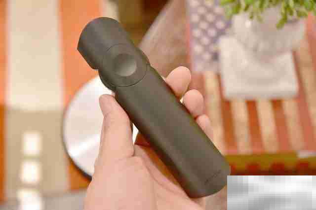 坚果遥控器怎么取电池