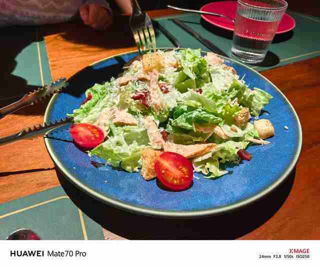 华为Mate 70 Pro拍照怎么样？红枫原色表现出色，96mm长焦彪悍