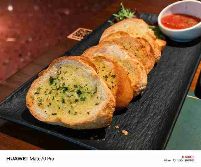 华为Mate 70 Pro拍照怎么样？红枫原色表现出色，96mm长焦彪悍