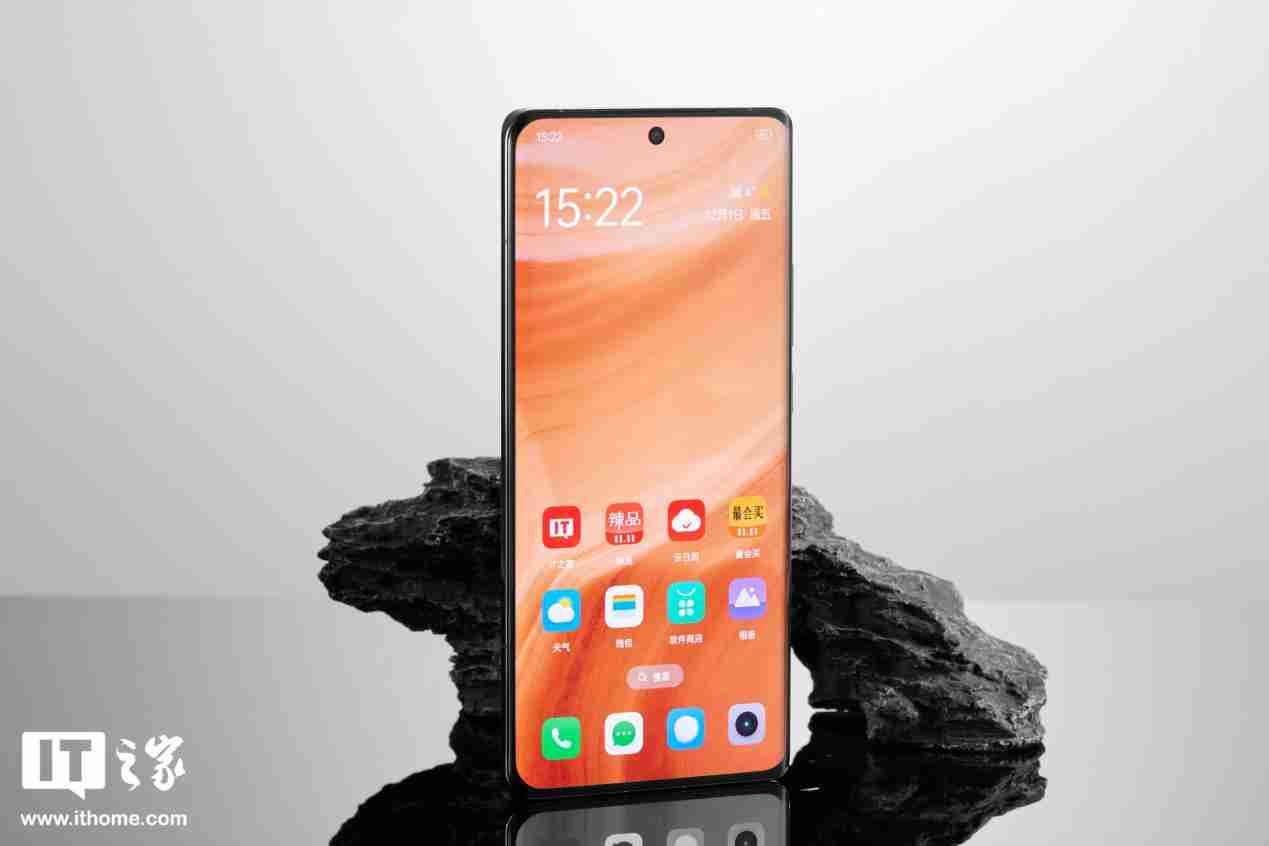 真我 GT5 Pro 手机获 realme UI 6 15.0.0.403 升级，新增充电信息、手电筒支持在流体云显示等功能