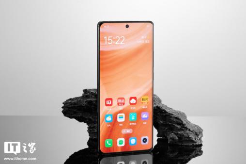 真我 GT5 Pro 手机获 realme UI 6 15.0.0.403 升级，新增充电信息、手电筒支持在流体云显示等功能