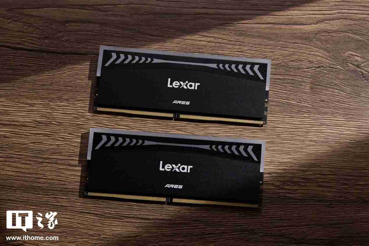 雷克沙战神之翼 ARES RGB DDR5 6000 C26 内存图赏:黑白撞色,AMD 平台性能战神