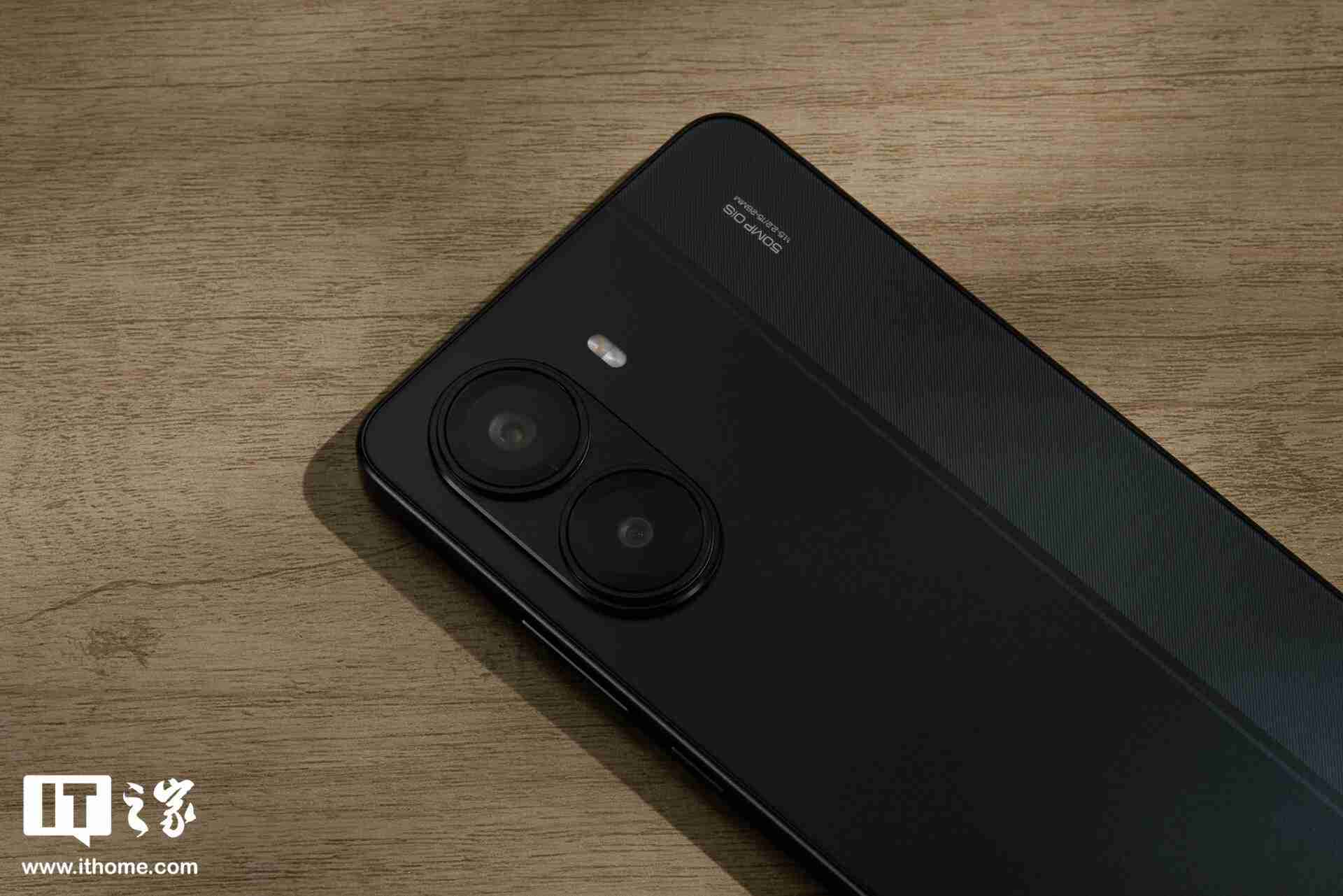 小米 REDMI Turbo 4「暗影黑」实拍：设计干练克制，拼色后壳不失个性