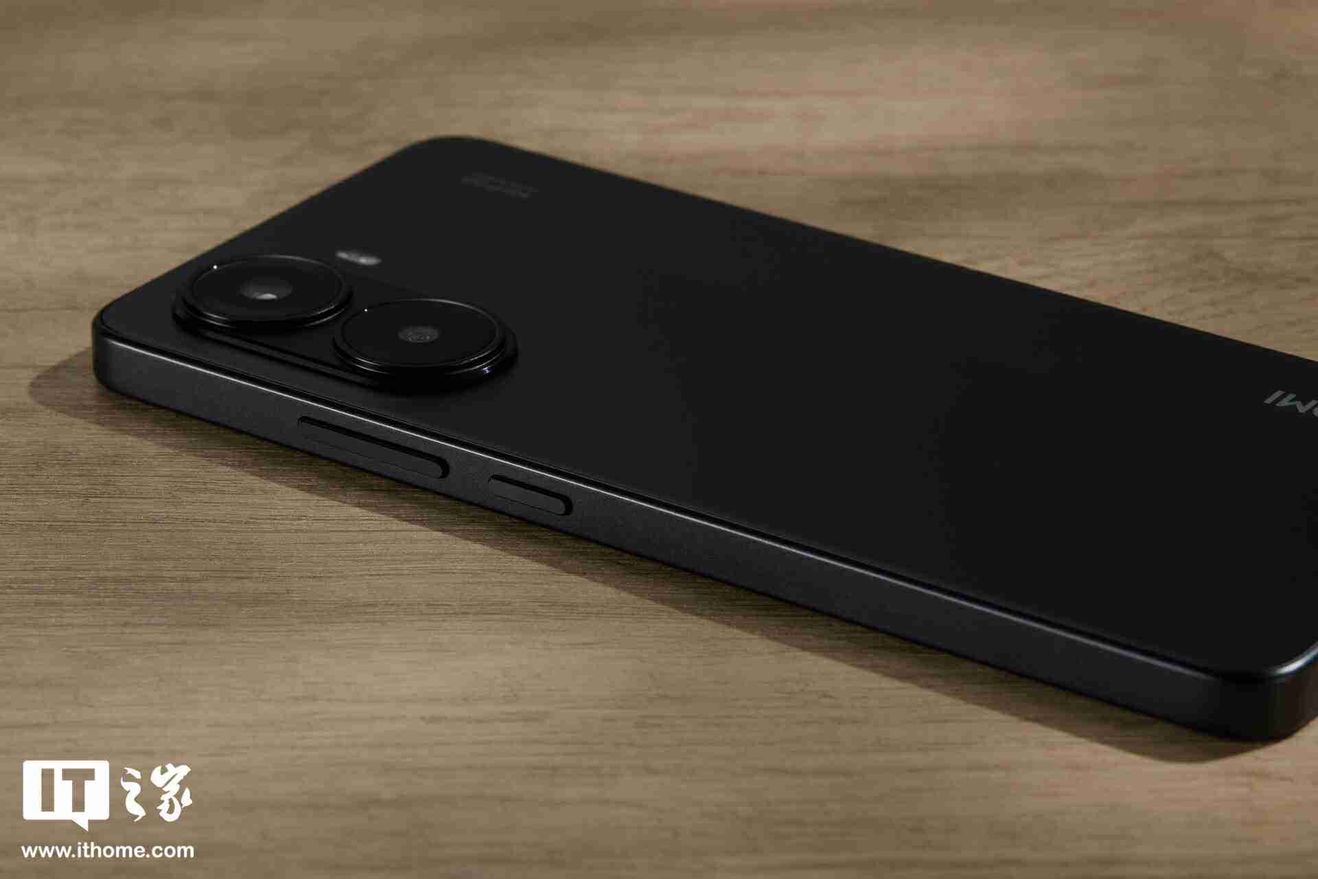 小米 REDMI Turbo 4「暗影黑」实拍：设计干练克制，拼色后壳不失个性