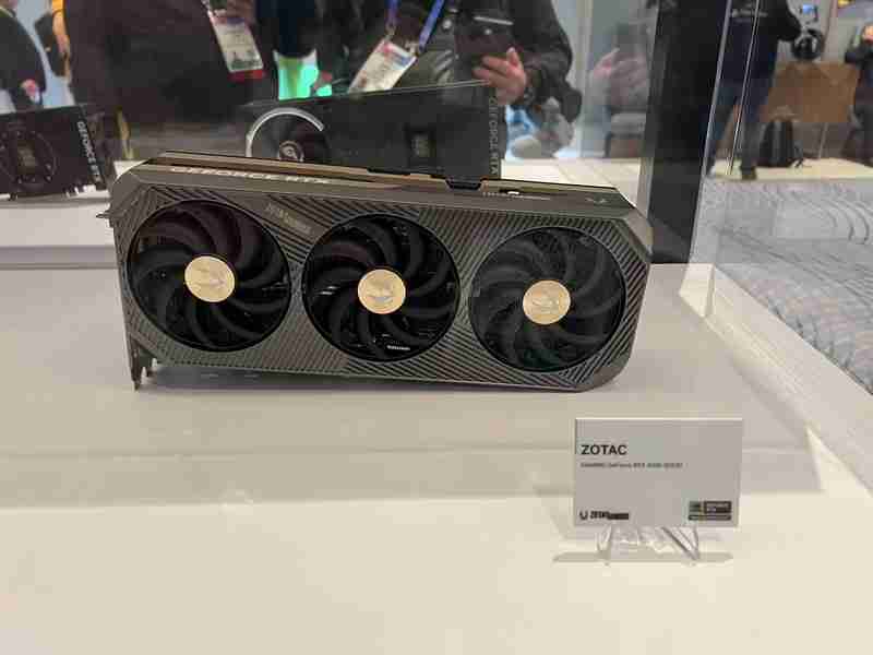 一大批RTX 5090来袭！英伟达公版和AIC非公版显卡图赏