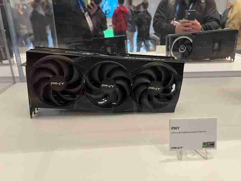 一大批RTX 5090来袭！英伟达公版和AIC非公版显卡图赏