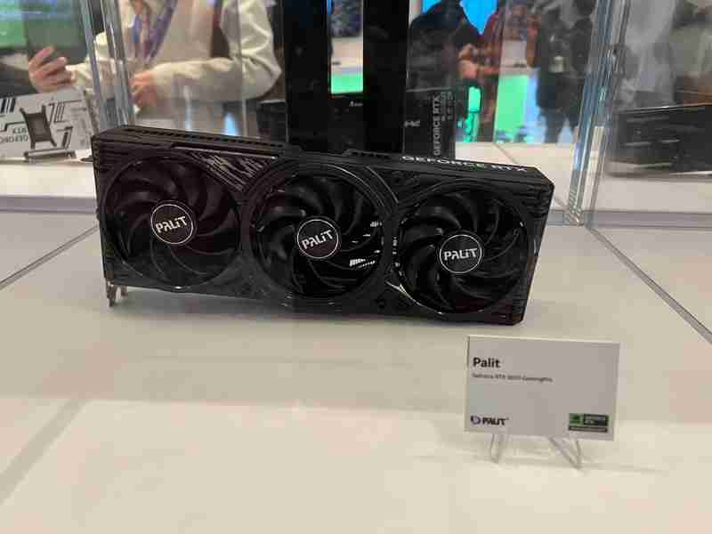 一大批RTX 5090来袭！英伟达公版和AIC非公版显卡图赏